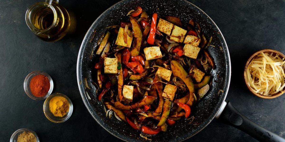 Sült tofu és zöldség serpenyőben