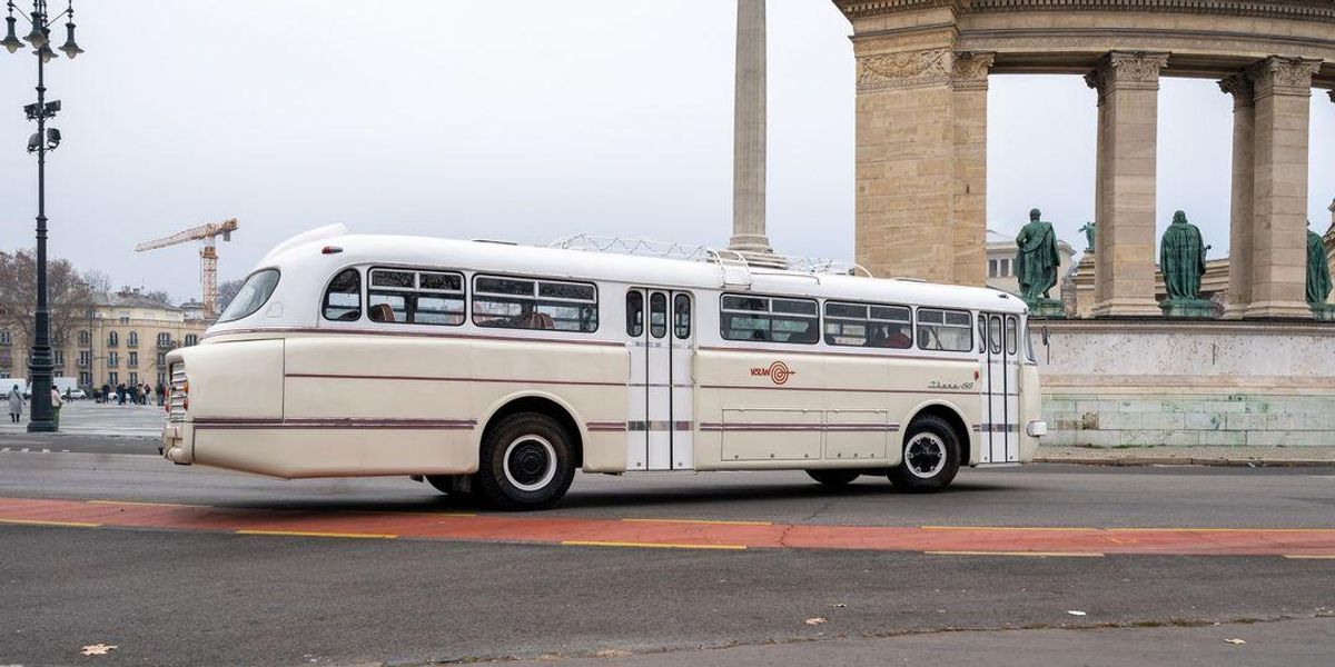 Ikarus 66-os busz a Hősök terén
