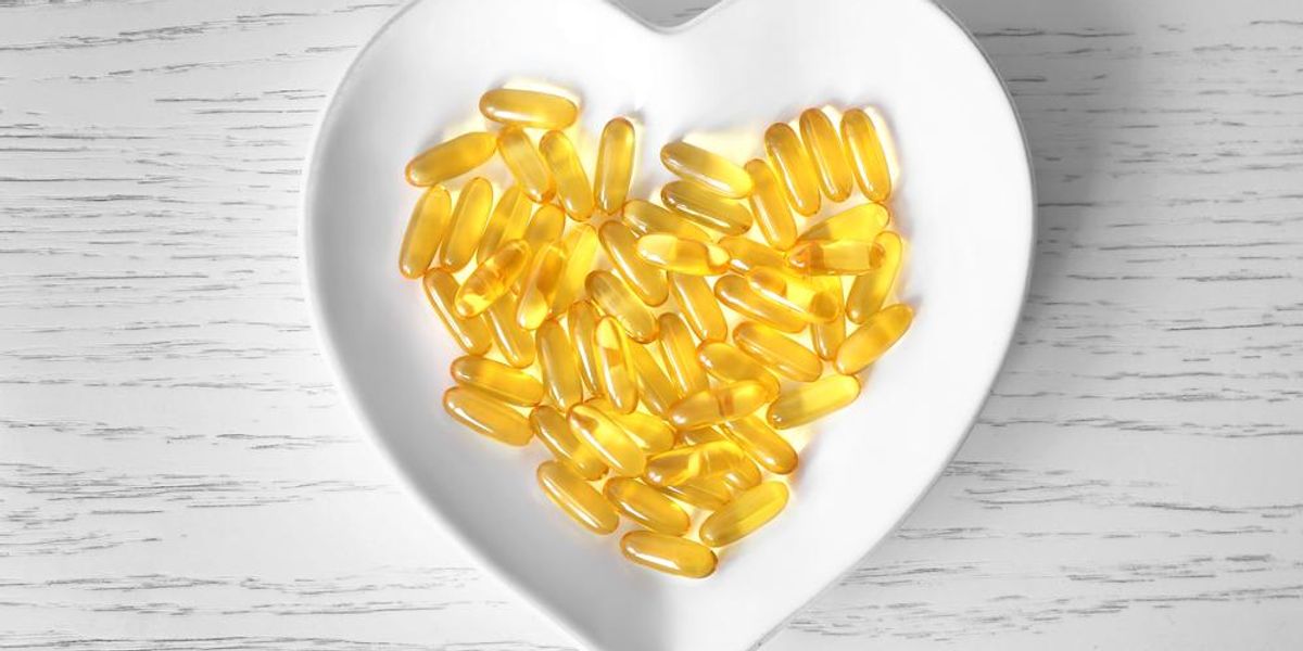 Szív alakú tálban omega-3 kapszulák