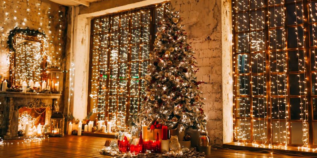 Fényfüzérekkel feldíszített szoba és karácsonyfa