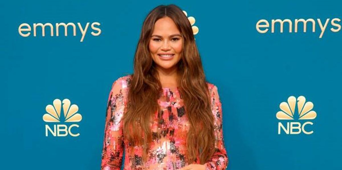  Chrissy Teigen a 74. Primetime Emmy-díjátadón a Microsoft Theaterben 2022. szeptember 12-én Los Angelesben