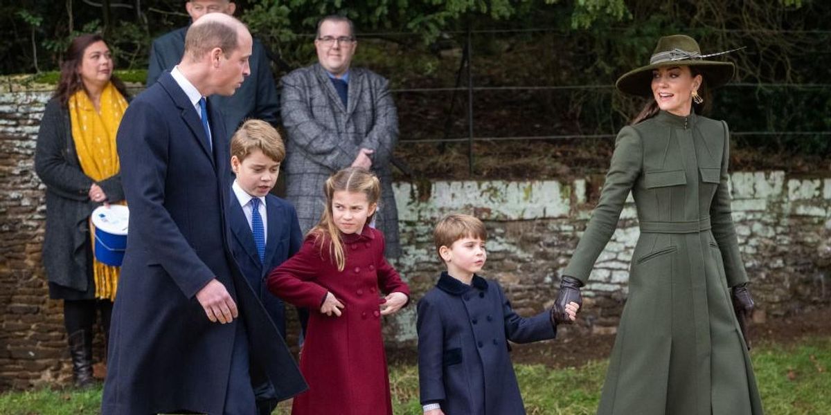 Vilmos herceg és Katalin hercegné a gyermekeikkel sétálnak