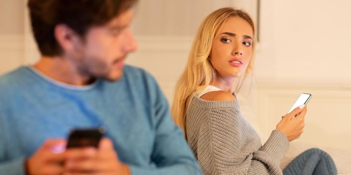 Párkapcsolatban élő felek telefonoznak és gyanúsan néznek egymásra