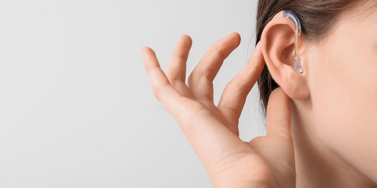 Női fül hallókészülékkel