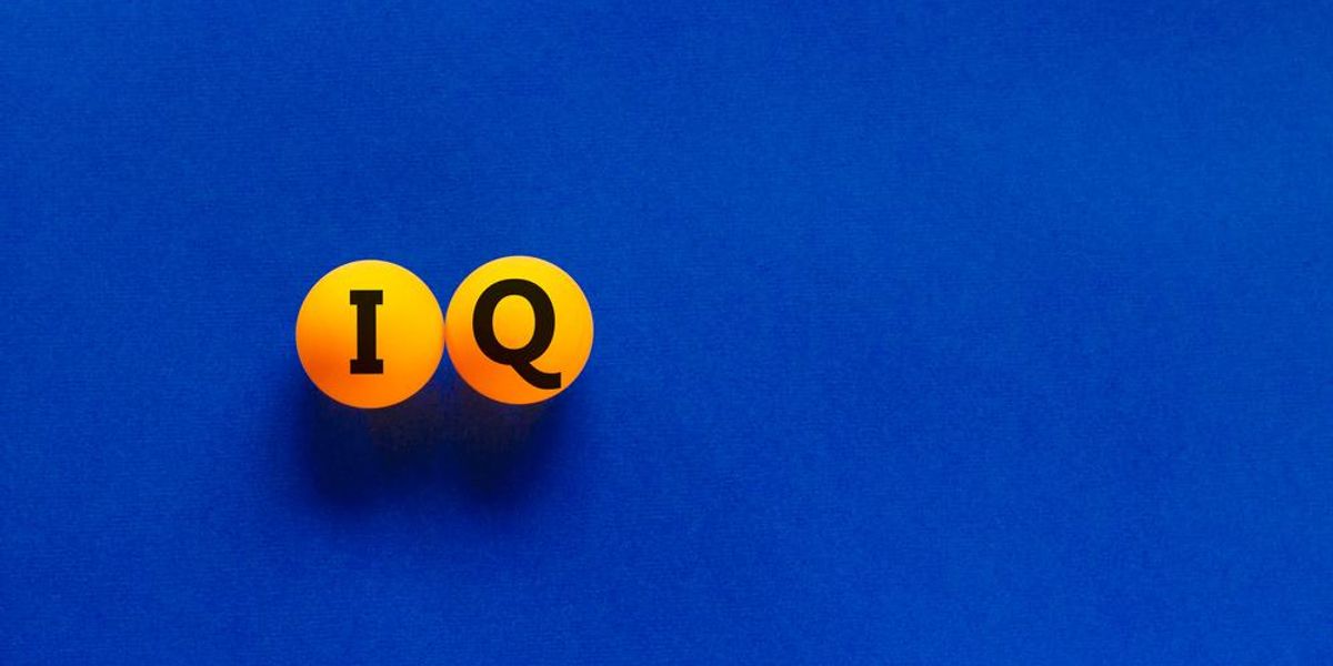 IQ, intelligenciahányados szimbólum narancssárga ping-pong labdákon, kék háttéren