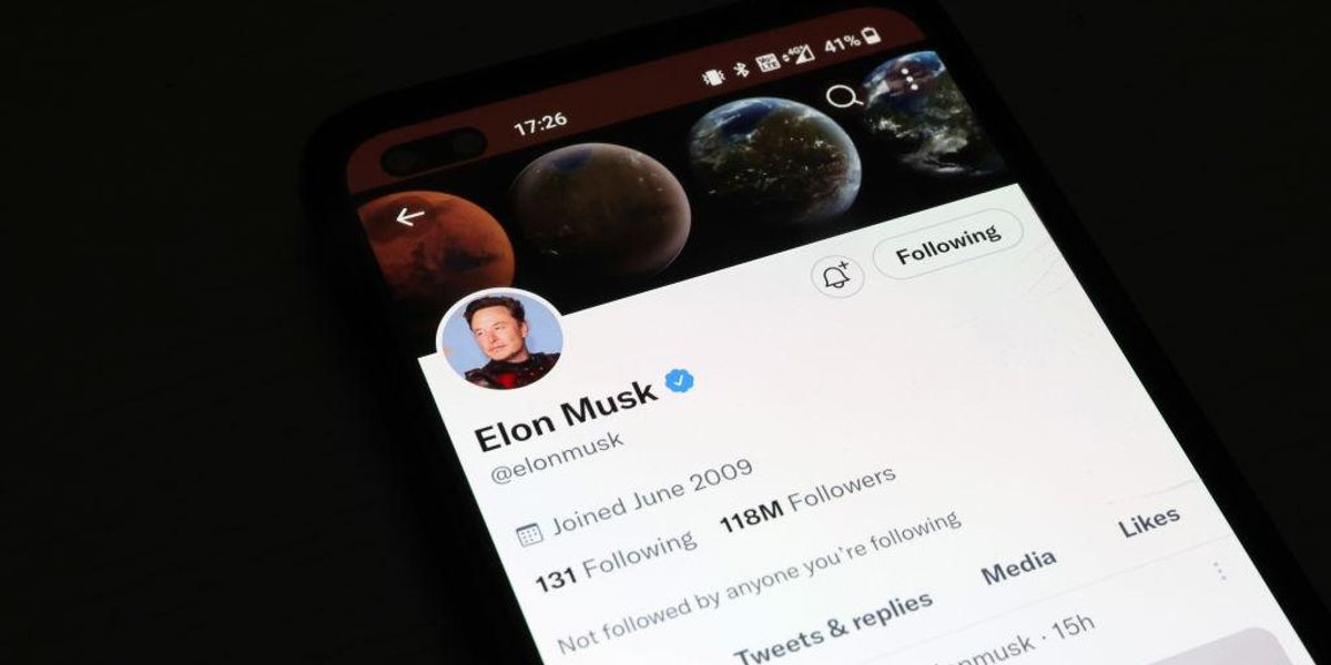Elon Musk Twitter-fiókja megjelenik okostelefon kijelzőjén 