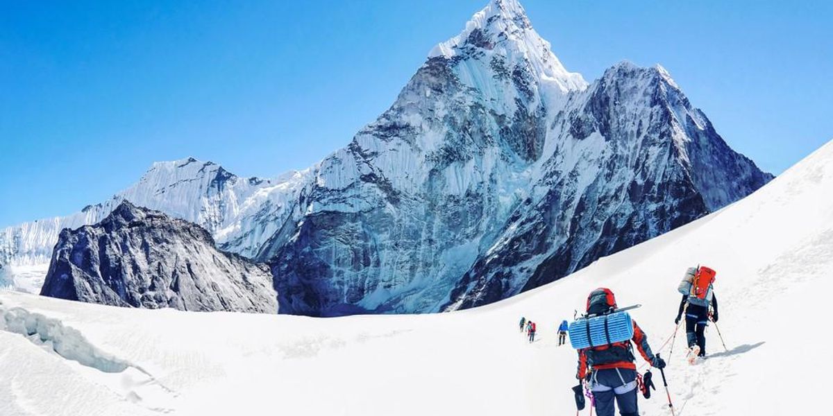 Hegymászók a Mount Everest csúcsa felé haladnak