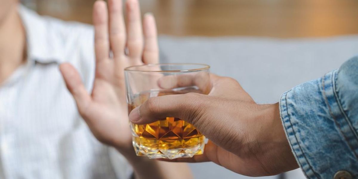 Nő visszautasítja az alkoholos italt