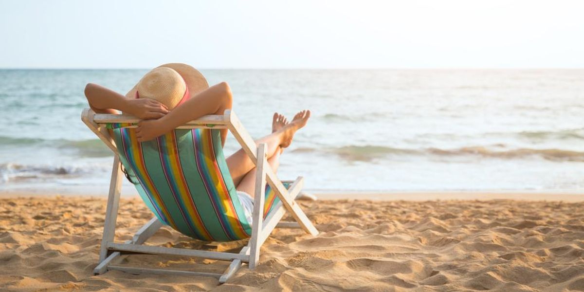 Nyári strand, vakáció, nő pihen a tengerparton