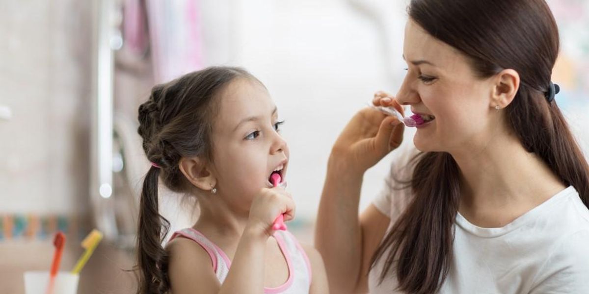 Egy anyuka fogat mos a lányával