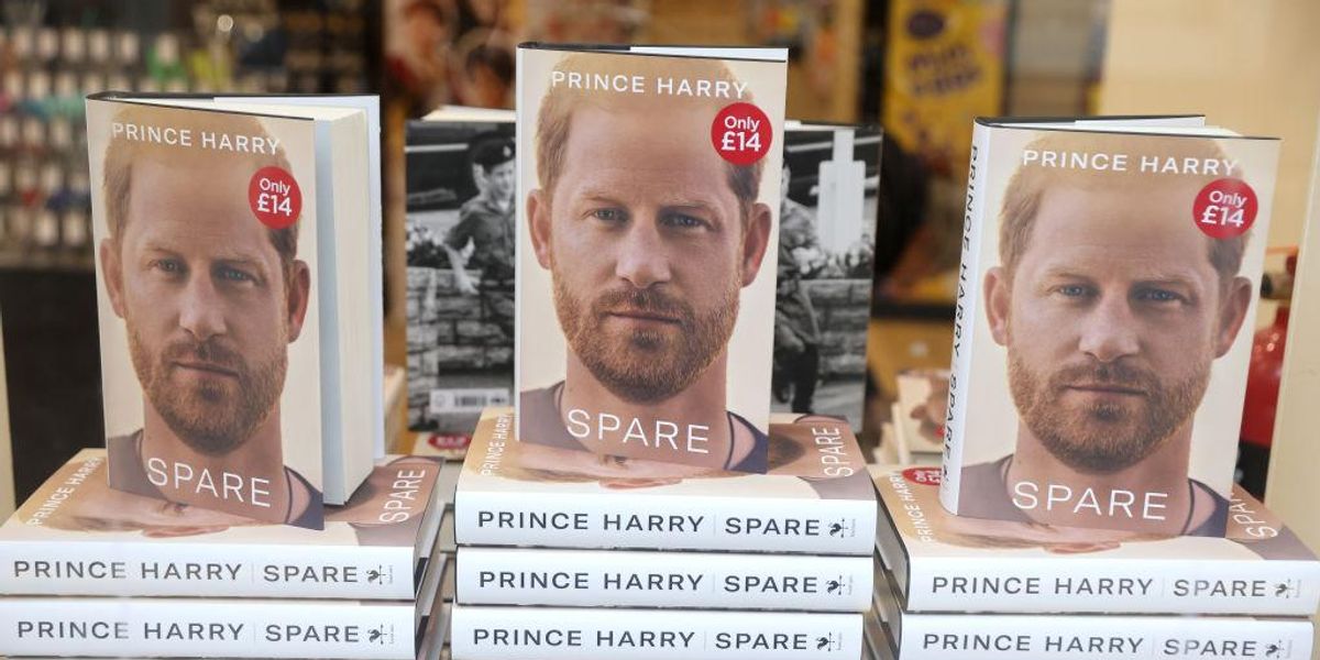 Harry herceg új könye, a Tartalék példányait árulják egy könyvesboltban a londoni Richmondban 2023. január 10-én 