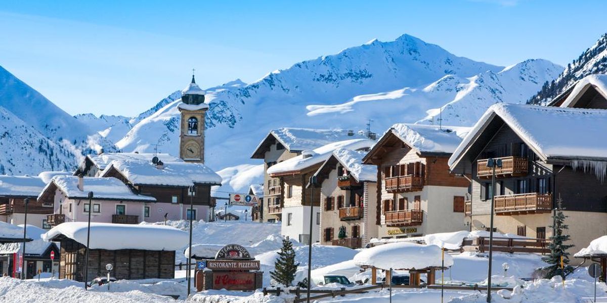 Livigno fa házai, temploma és az olasz hegyek