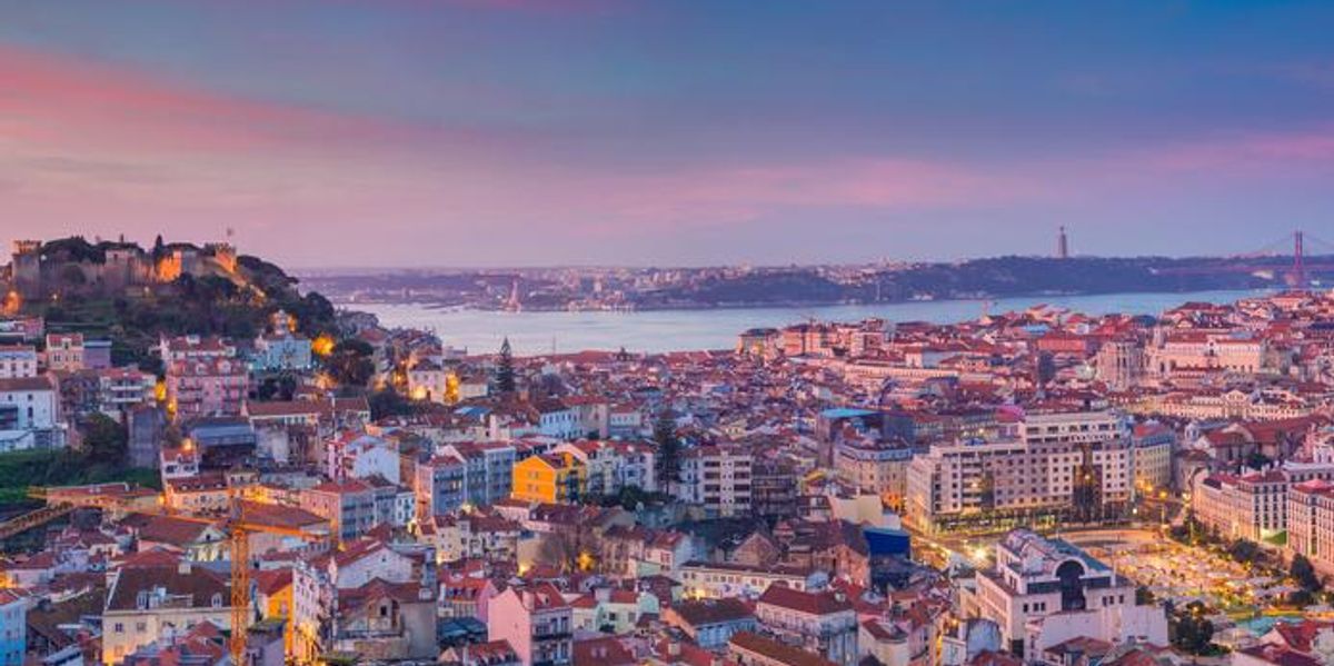 Lisszaboni panorámakép Napkeltekor