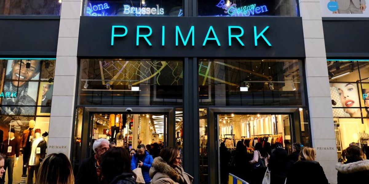 Vásárlók sétálnak a Primark üzlet előtt Belgiumban 2018. november 22-én
