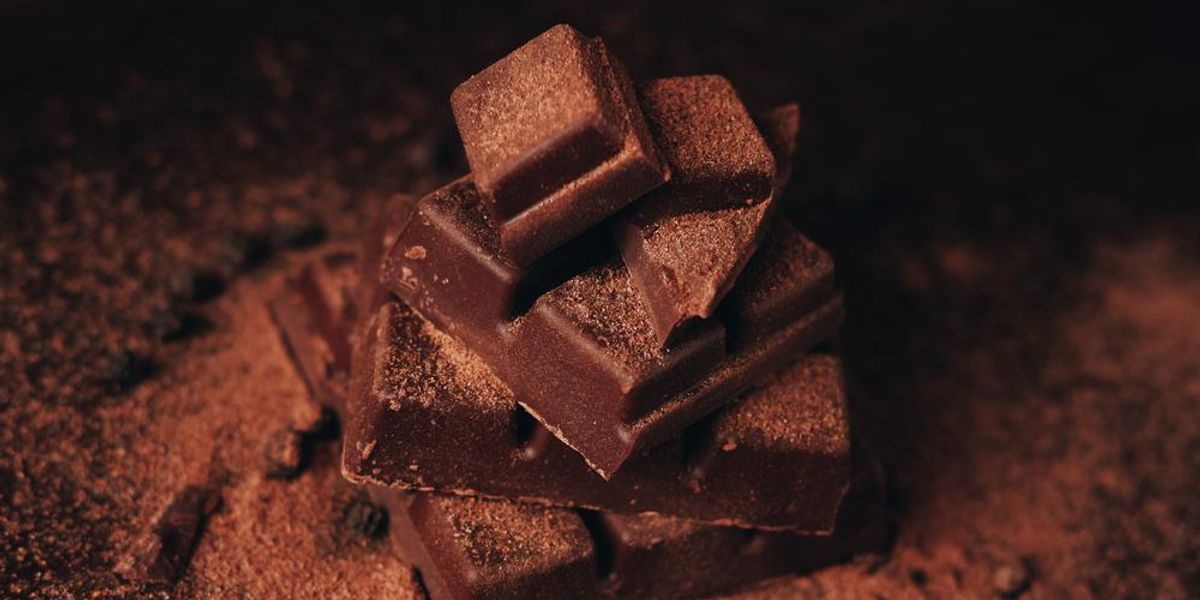 Keserű csokoládé sötét alapon fahéjjal