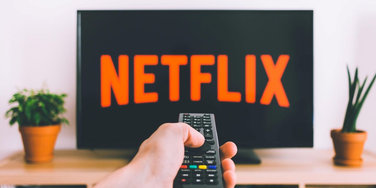 Egy ember Netflix-filmet néz