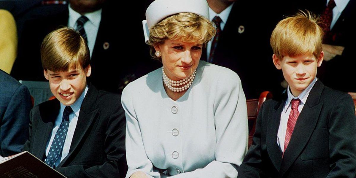 Diana walesi hercegnő és fiai, Vilmos herceg és Harry herceg az államfői megemlékezésen a Hyde Parkban 1995. május 7-én Londonban