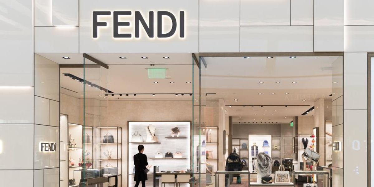 Érdemes egy pillantást vetni az exkluzív Fendi X Tiffany & Co. bagett-táskára