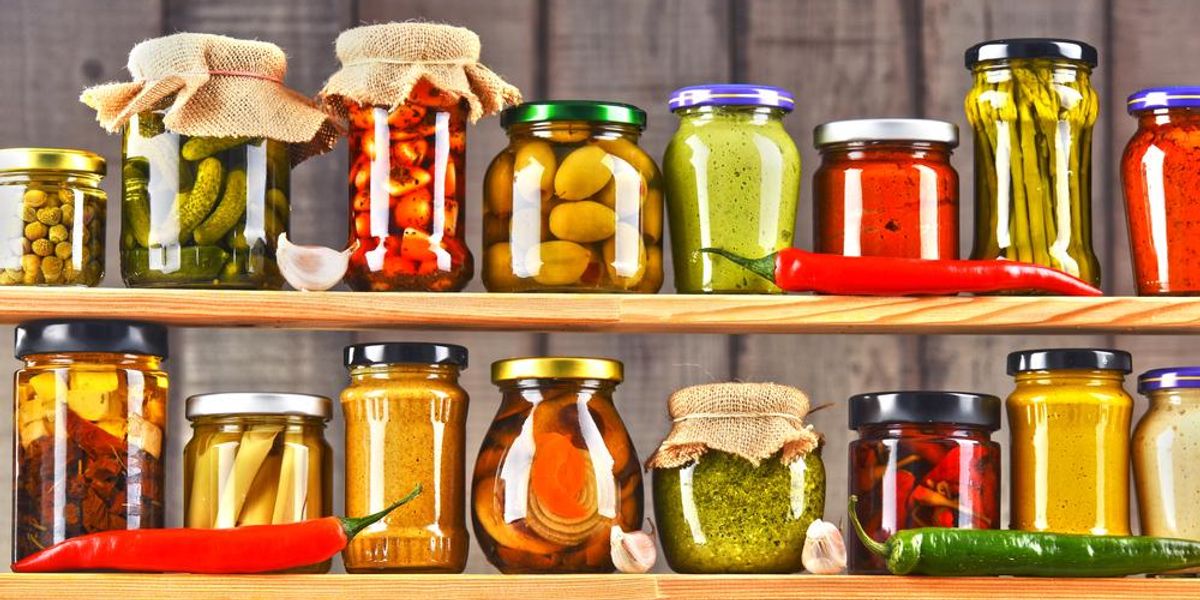 Befőttesüvegek különféle savanyított zöldségekkel