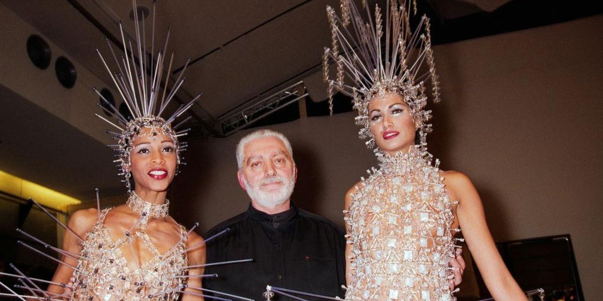 Paco Rabanne modellekkel az oldalán a Paco Rabanne Haute Couture 1996 tavaszi/nyári bemutatóján a Párizsi Divathéten 1996. január 24-én