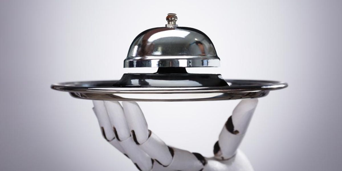 Csengőt a kezében lévő tálcán tartó robotkéz