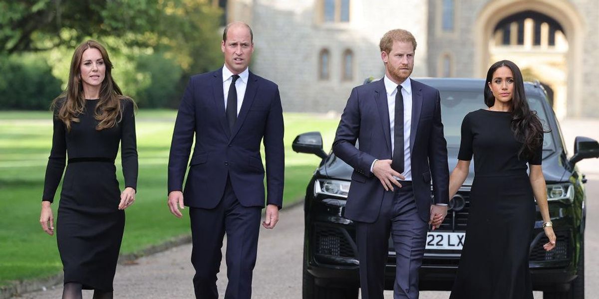 Vilmos hercegék és Harryék sétálnak fekete kocsi előtt