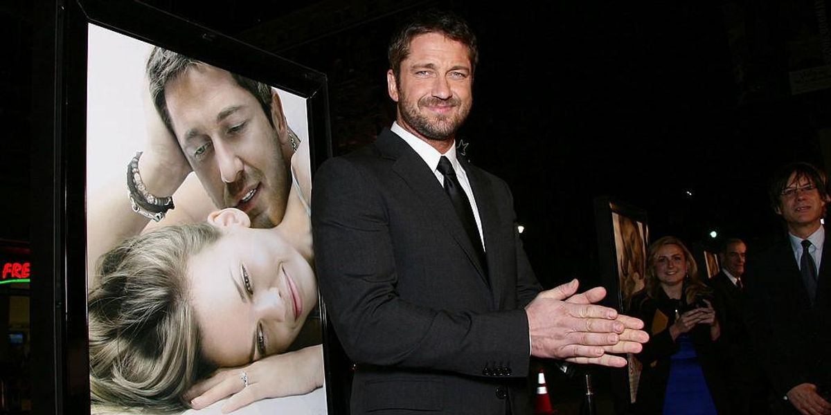 Gerard Butler a P.S. I Love You plakátja előtt