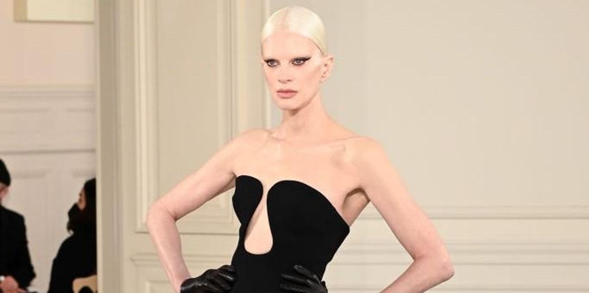 Kristen McMenamy a Valentino Haute Couture 2022 tavasz/nyári bemutatóján a Párizsi Divathét keretében 2022. január 26-án