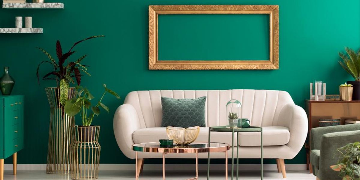 Zöld falú nappali, dizájn bútorokkal