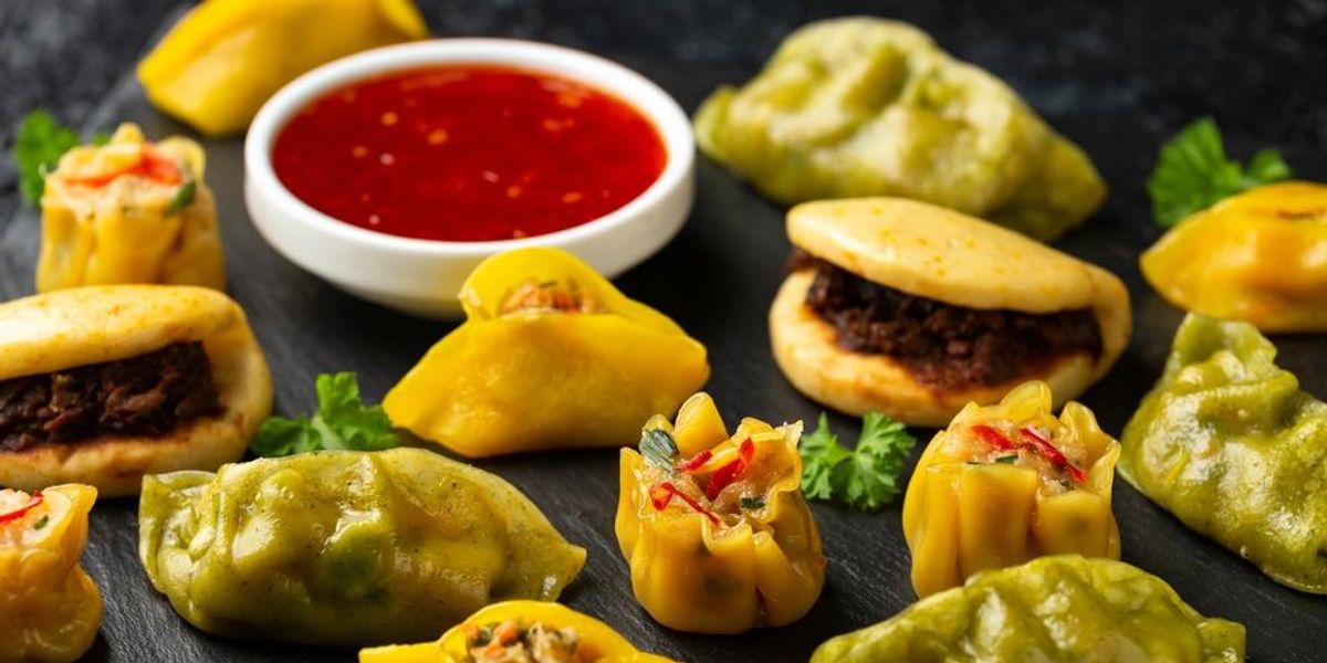 Dim Sum gombócok és Bao zsemle rusztikus kőlapon