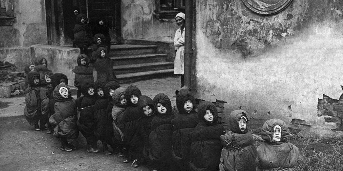 Egy gyermekotthon lakói Moszkvában, 1930: a gyerekek hálózsákba bebugyolálva tartanak a kollégiumi szobába, ahol déli alvás várja őket