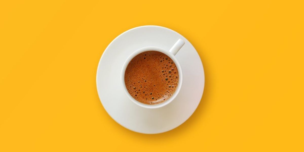 Csésze kávé sárga háttéren