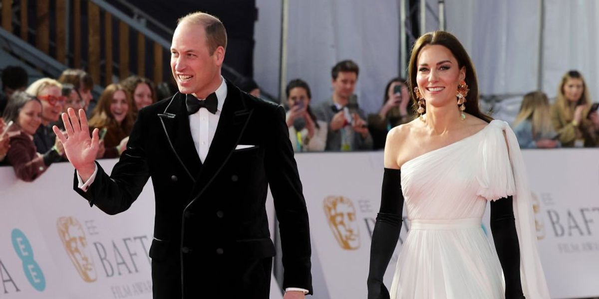 Vilmos herceg és Katalin hercegné a vörös szőnyegen sétál elegáns ruhában