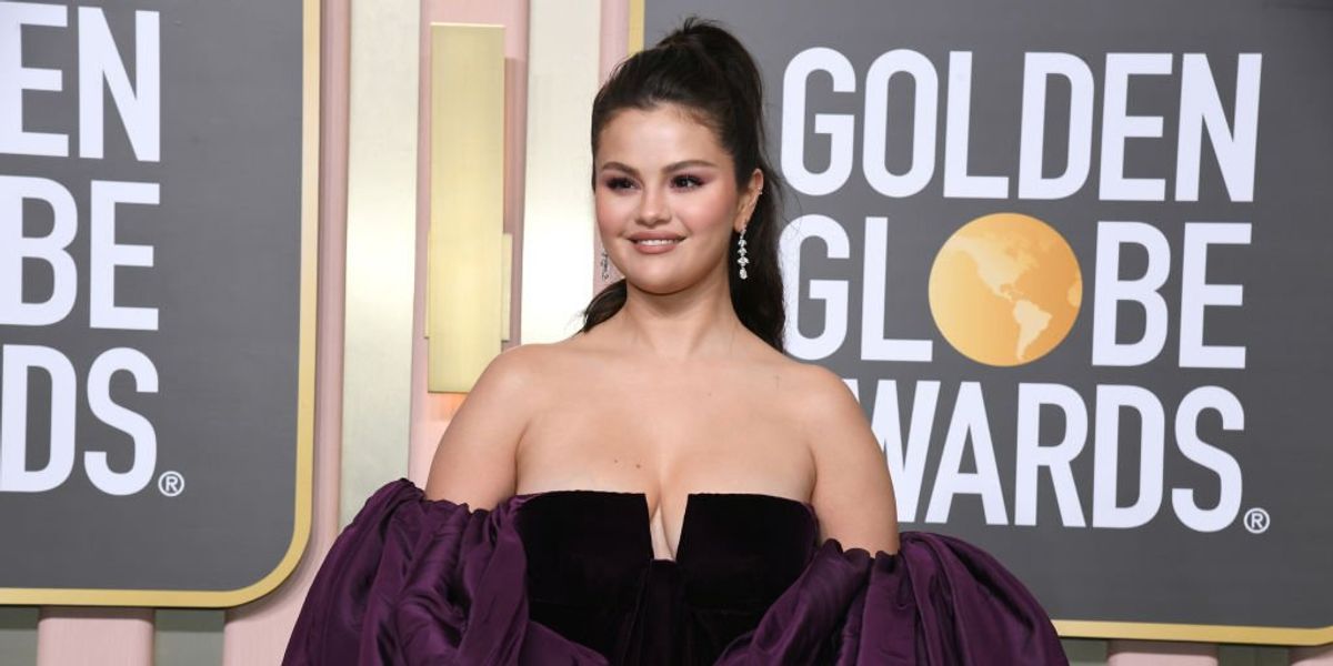 Selena Gomez fekete, lila ujjú ruhában a Golden Globe-díjátadón