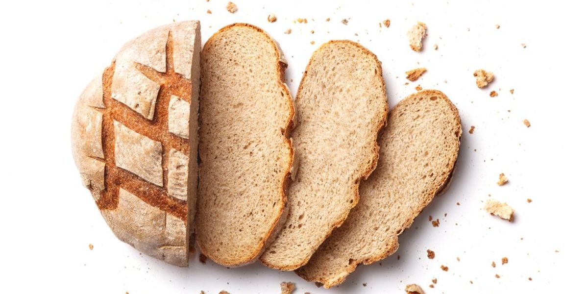 Szeletelt kenyér fehér háttéren
