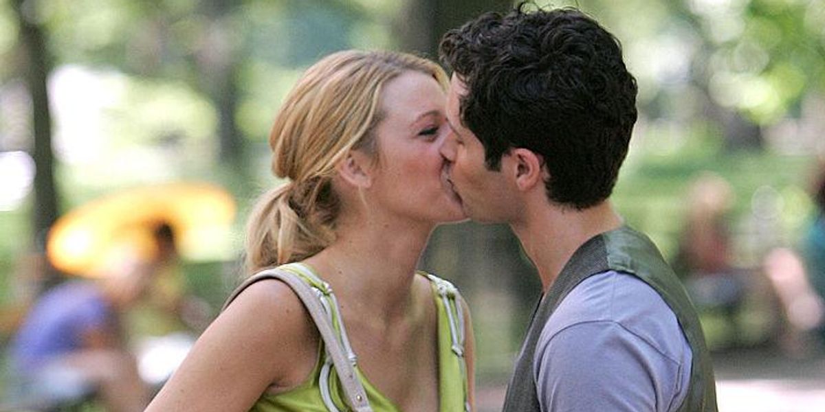 Penn Badgley és Blake Lively csókolóznak