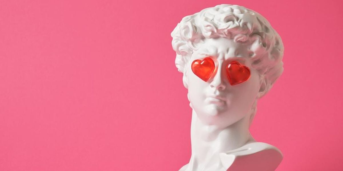 Hamis Dávid mellszobor piros üveg szívvel a szemén, szerelmi koncepció, Valentin-napi gratuláció