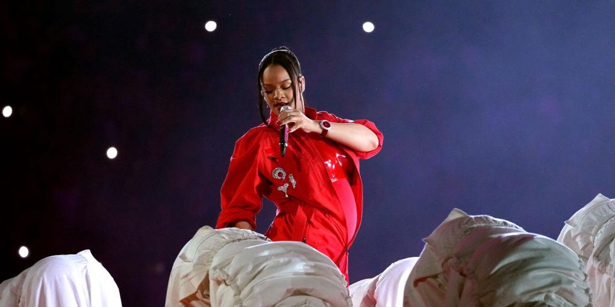 Rihanna a Super Bowl félidei műsorán énekel piros ruhában