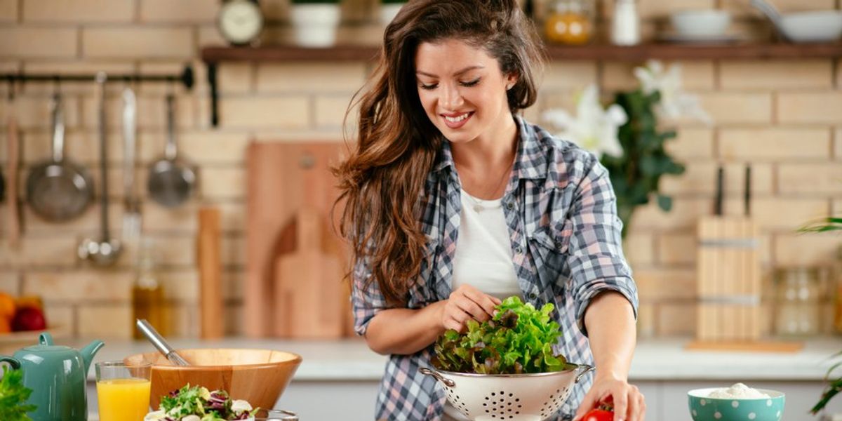 Egészséges ételeket készítő nő a konyhában
