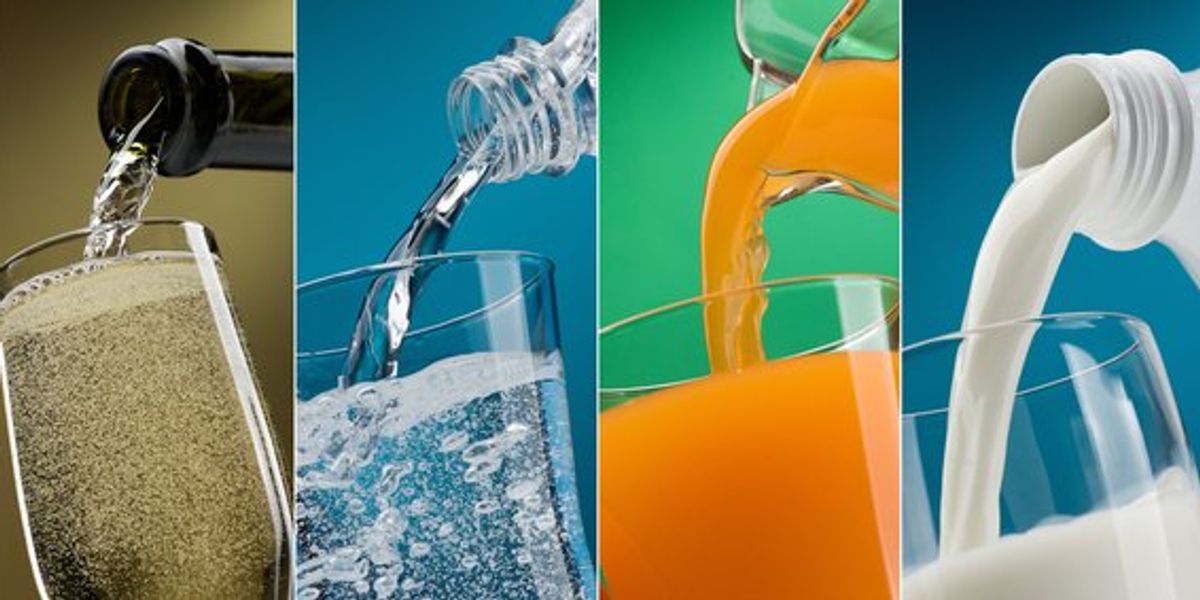 Különböző italok: pezsgő, víz, narancslé és tej