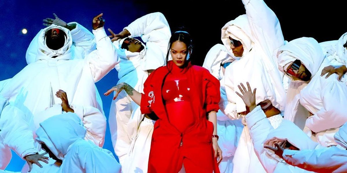 Rihanna a háttértáncosaival a Super Bowl félidejében