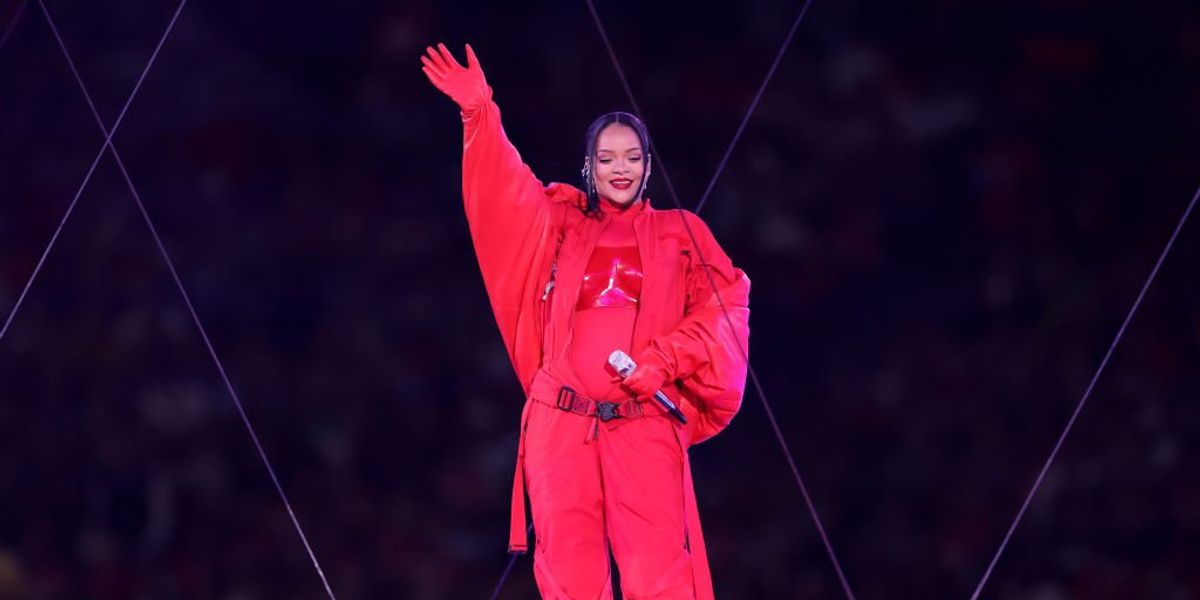 Rihanna piros overálban énekel a Super Bowlon