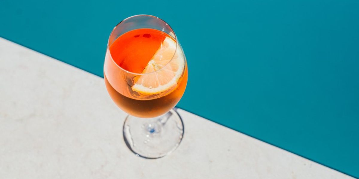 Aperol spritz kék-fehér háttéren