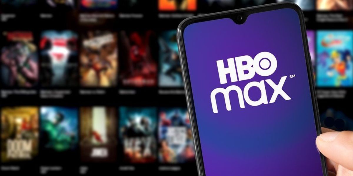 Az HBO Max applikációja megnyitva egy telefonon