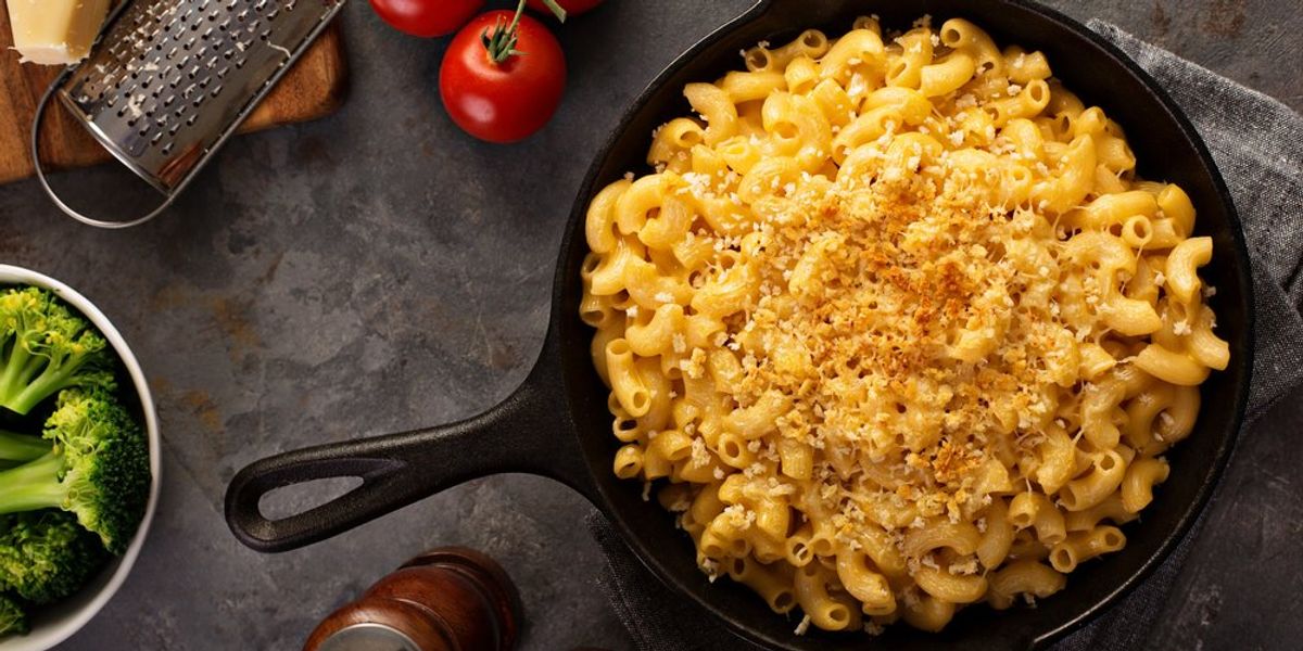 Mac & Cheese öntöttvas serpenyőben, sült zsemlemorzsával megszórva