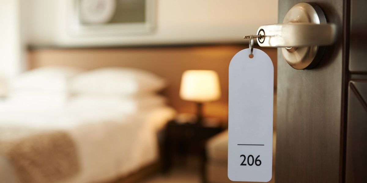 Hotel szoba ajtaja, benne a kulcs