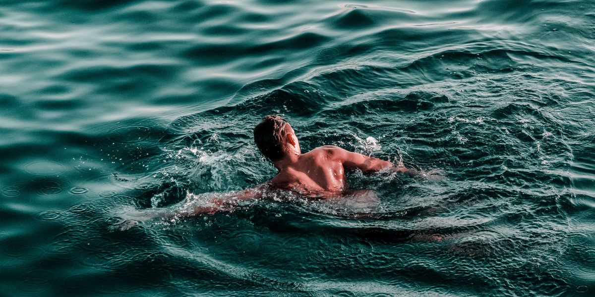Egy férfi úszik