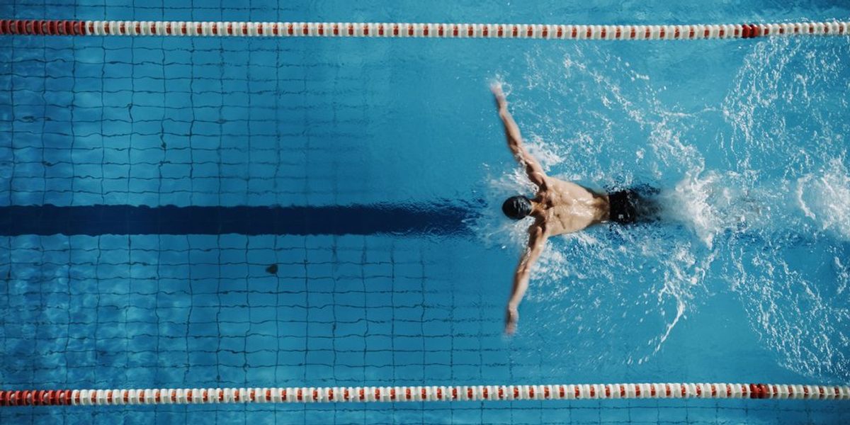 Uszodában úszó férfi