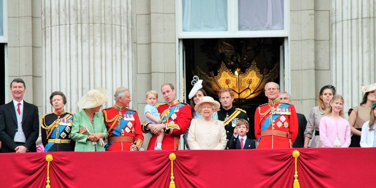A királyi család tagjai egy nagy közös képen