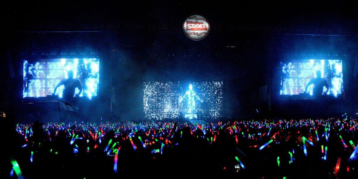 A Martin Garrix koncert fényjátékának látványa a nagyszínpadon a Sziget Fesztiválon 2019. augusztus 9-én